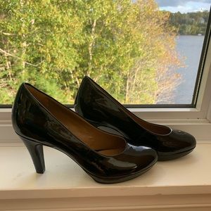Clarks soft cushion pumps. Black . Size 6 1/2 fit like a 7.